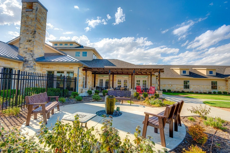 the courtyard at the reserve at stone creek in edmond, texas
