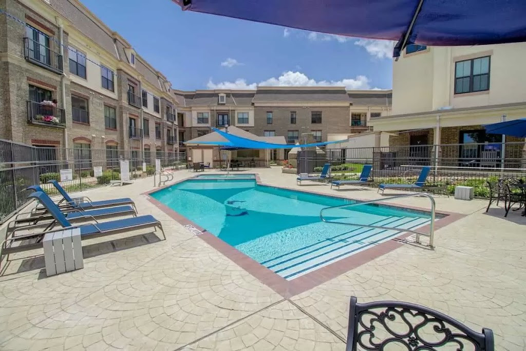 the pool at the reserve apartments in houston, texas