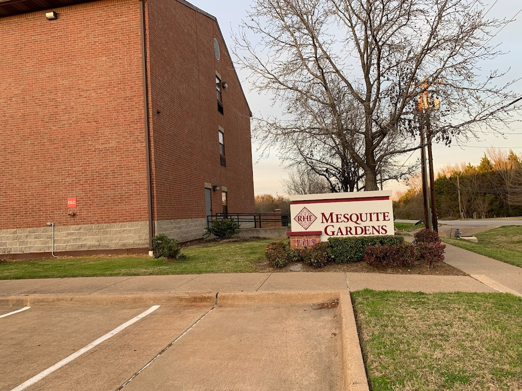 the sign for the meolie gardens apartments in the city of indianapolis